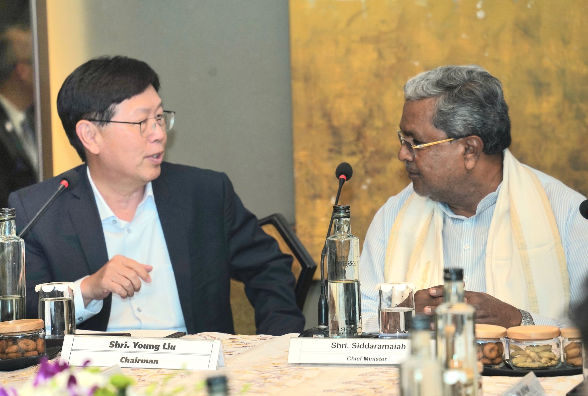 Karnataka Chief Minister Siddaramaiah with Mr. Young Liu, Chairman of Foxconn